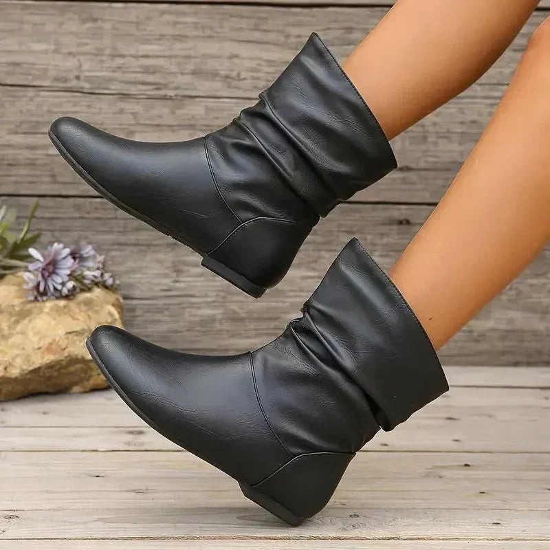 Bottines plates en cuir souple froncées femme - Noir