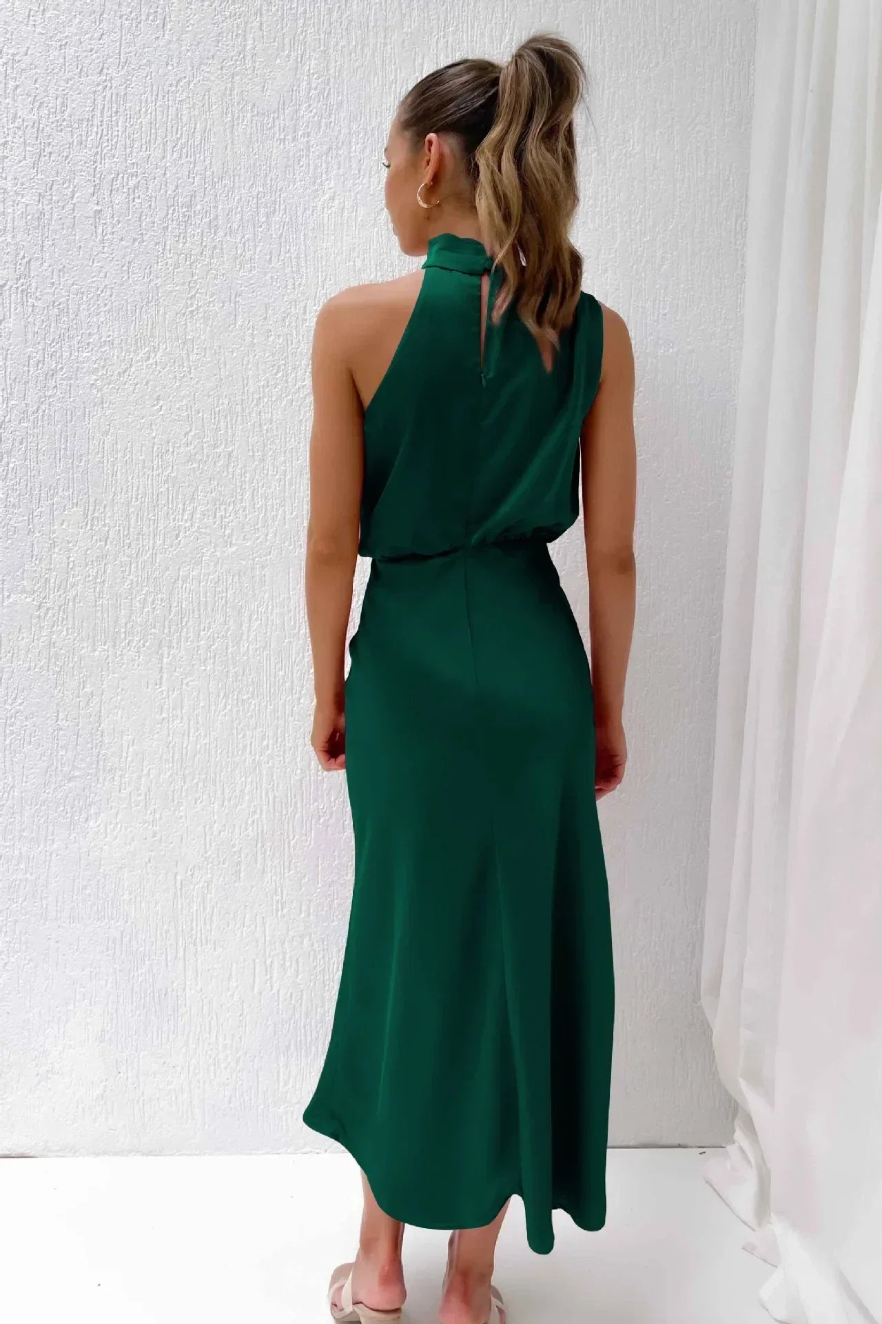 Robe de soirée dos nu en satin col halter femme