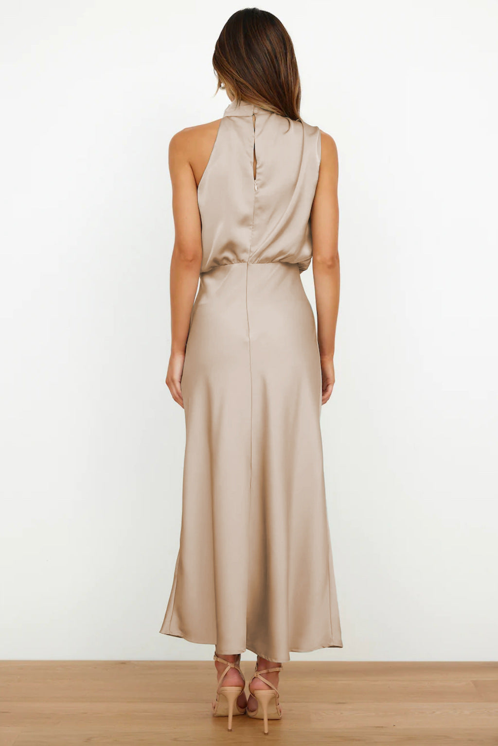 Robe de soirée dos nu en satin col halter femme