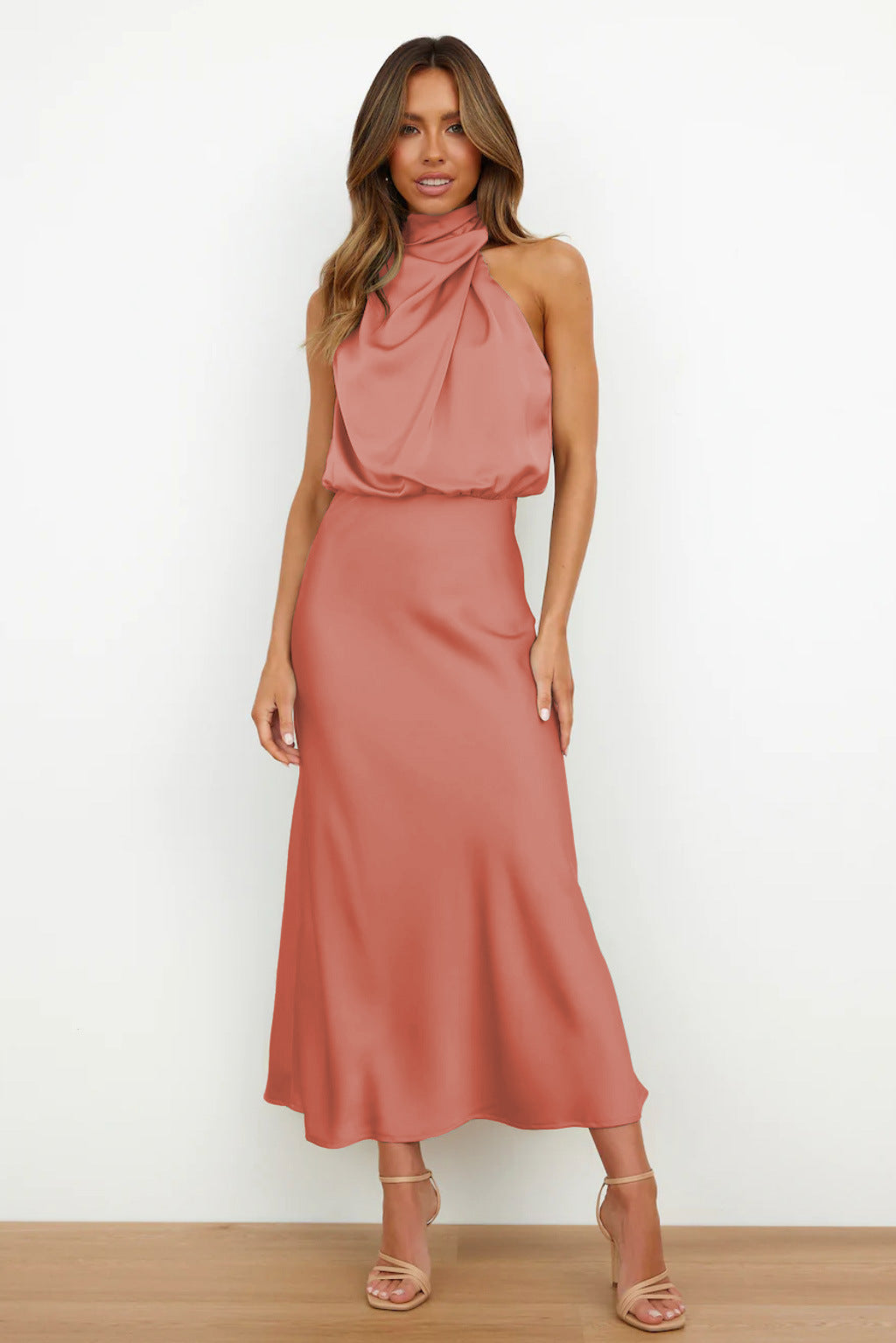 Robe de soirée dos nu en satin col halter femme