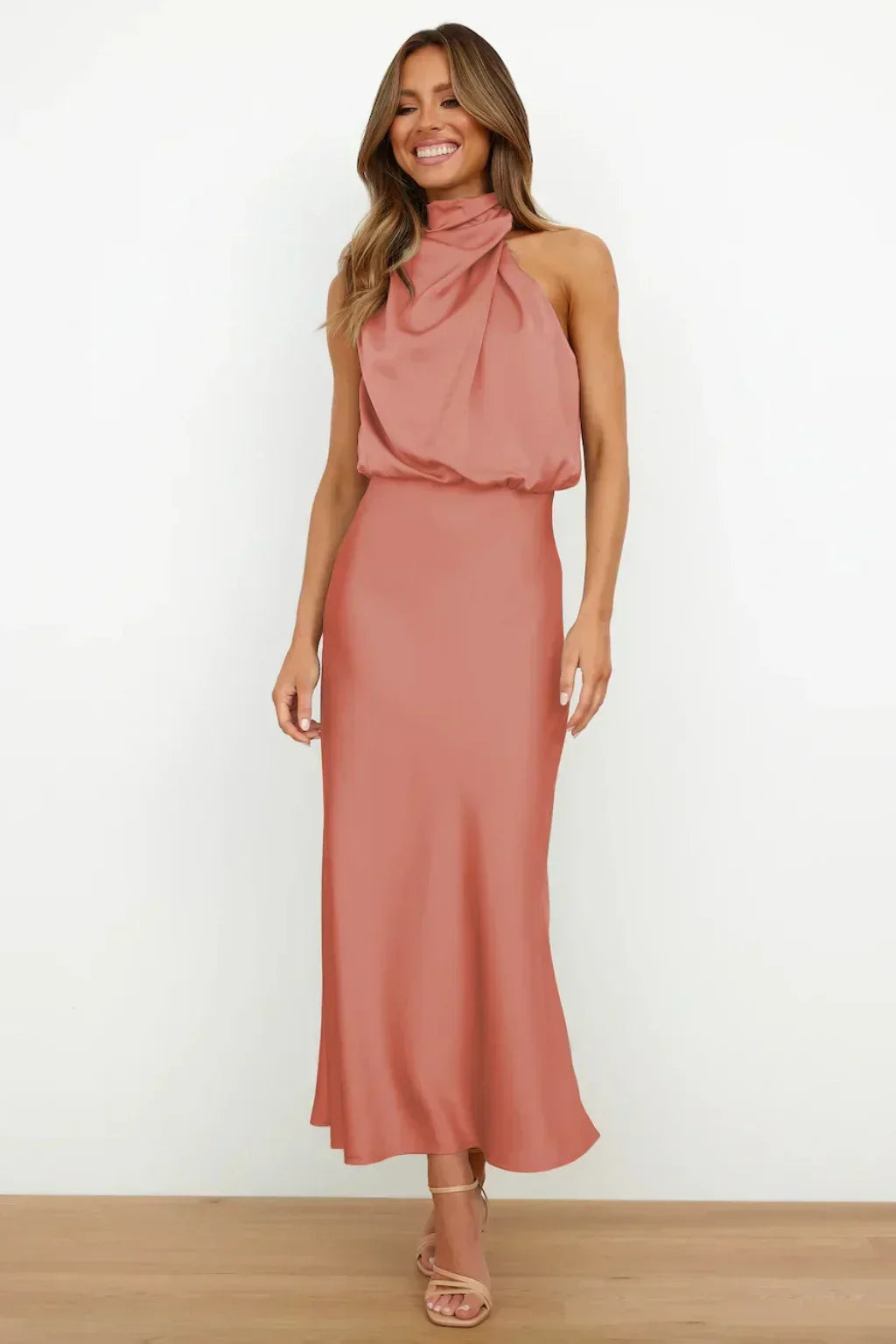 Robe de soirée dos nu en satin col halter femme