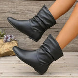 Bottines plates en cuir souple froncées femme - Noir