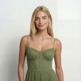 Robe midi évasée à plis – Col rond, taille marquée, élégante pour femme