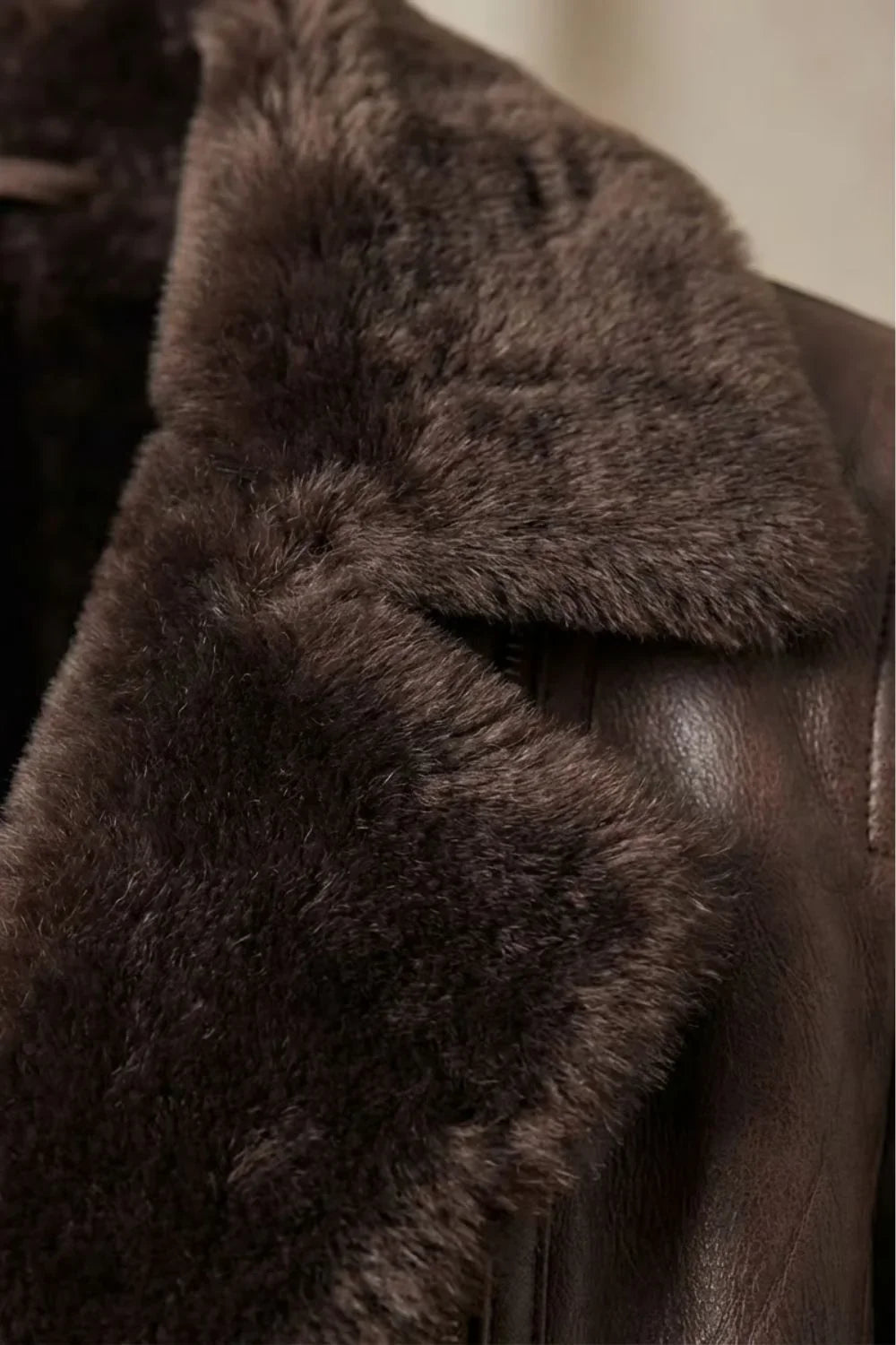 Veste en cuir femme col en mouton coupe ajustée