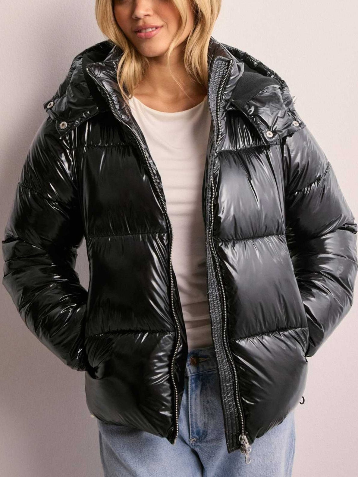 Veste matelassée femme à capuche ajustable - Noir